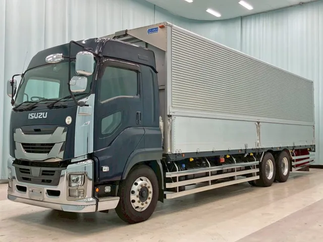 フロント周り、メッキパーツで飾っています。|いすゞ ギガ 2PG-CYL77Cの写真1