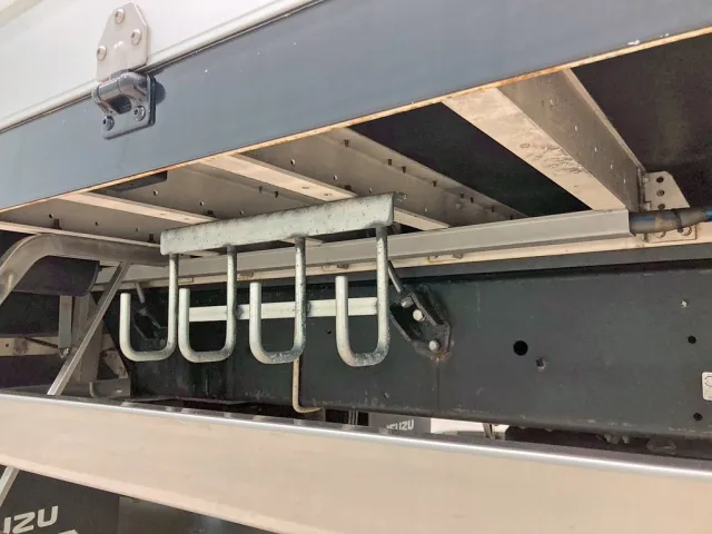 シャーシとネタの状態です。(縦ネタは鉄製・横ネタはアルミ製です)|いすゞ ギガ 2PG-CYL77Cの写真6