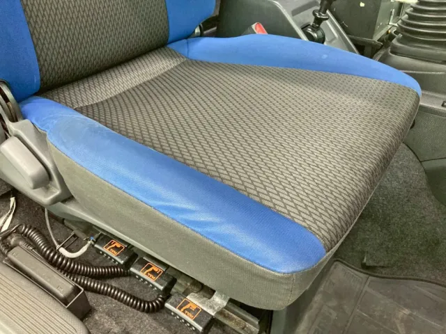 運転席座面にヘタリがあります。|いすゞ ギガ 2PG-CYL77Cの写真8