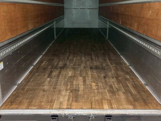 床は板張りです。|いすゞ ギガ 2PG-CYL77Cの写真11