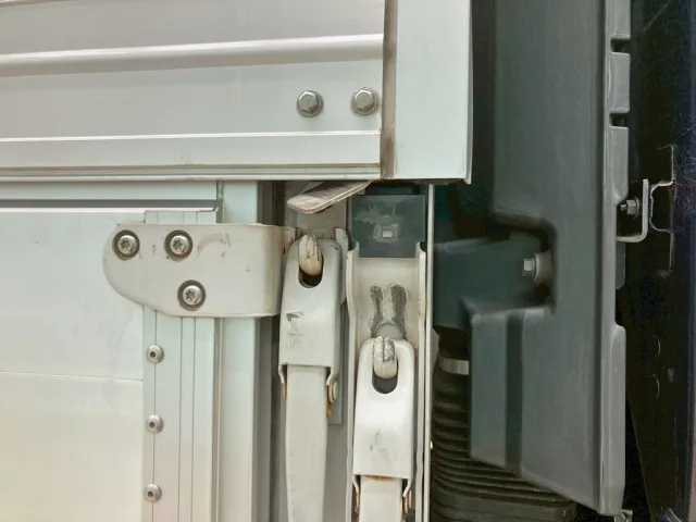 ボディー運転席側前方のキャッチ受けに曲がりがあります。|いすゞ ギガ 2PG-CYL77Cの写真15