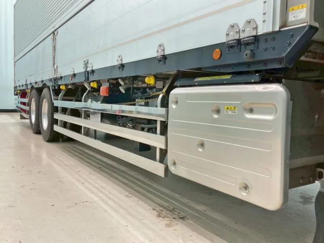 マフラーカバーはアルミ製、サイドバンパー・リヤフェンダーはステンレス製です。|いすゞ ギガ 2PG-CYL77Cの写真16