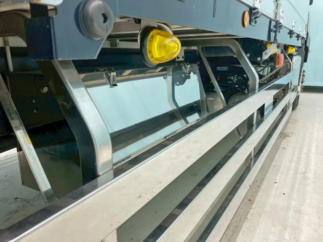 ボディー運転席側中央部にステンレス製の工具箱が付いています。|いすゞ ギガ 2PG-CYL77Cの写真18