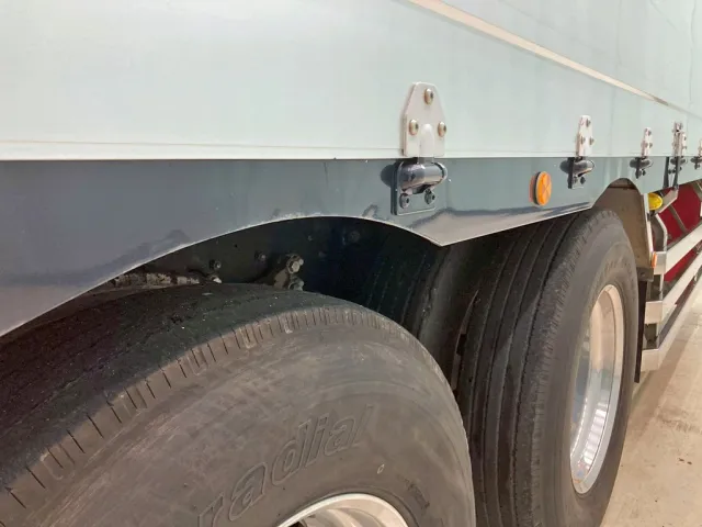 助手席側タイヤ上部のサイドレールに少々歪みがあります。|いすゞ ギガ 2PG-CYL77Cの写真19