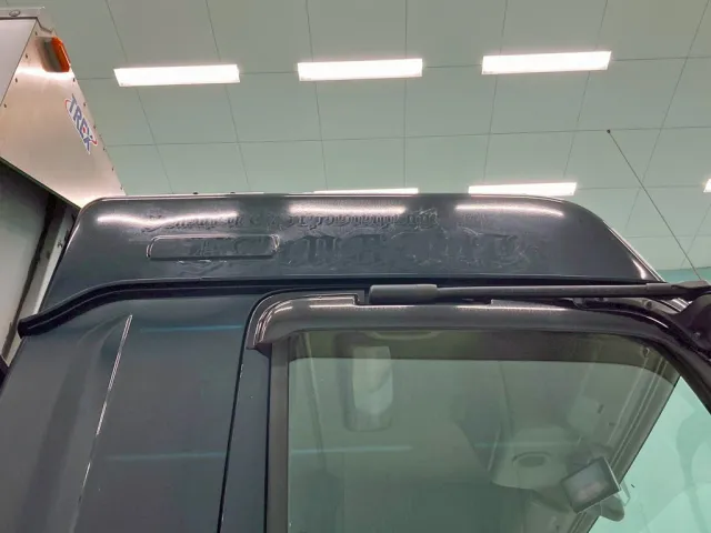 ルーフ運転席側にシールはがし跡があります。|いすゞ ギガ 2PG-CYL77Cの写真21