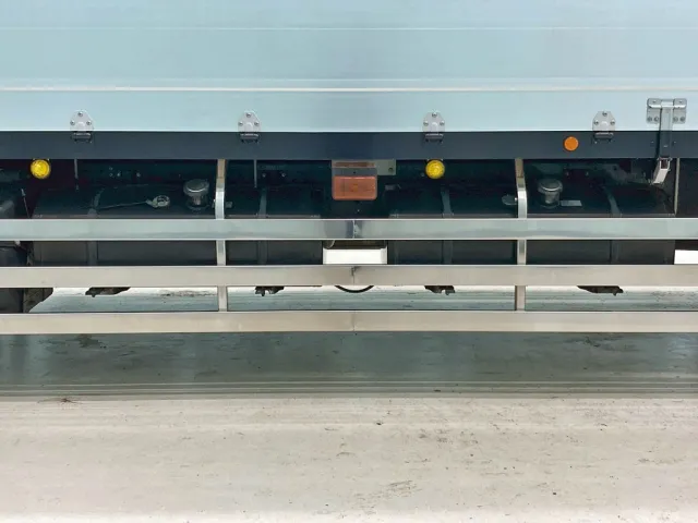 燃料タンクは300Lが2つ付いています。|いすゞ ギガ 2PG-CYL77Cの写真24