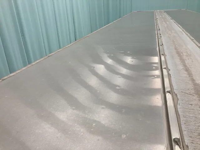 ボディー天井の所々に雹害のヘコミがあります。(運転席側前方)|いすゞ ギガ 2PG-CYL77Cの写真32