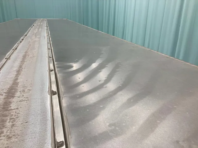 ボディー天井の所々に雹害のヘコミがあります。(助手席側前方)|いすゞ ギガ 2PG-CYL77Cの写真33