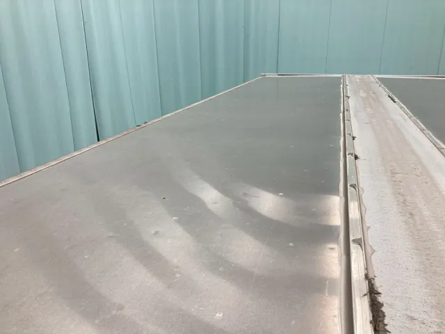 ボディー天井の所々に雹害のヘコミがあります。(運転席側後方)|いすゞ ギガ 2PG-CYL77Cの写真34