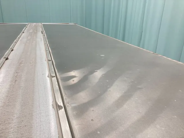 ボディー天井の所々に雹害のヘコミがあります。(助手席側後方)|いすゞ ギガ 2PG-CYL77Cの写真35