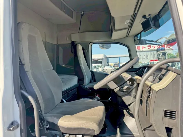 ハイルーフキャビンです。|ボルボ 2DG-KA2TEA1の写真7