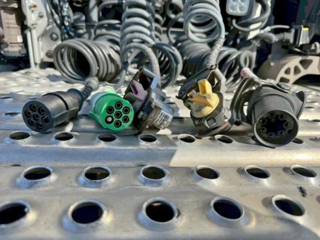 接続コネクター類です。|ボルボ 2DG-KA2TEA1の写真10