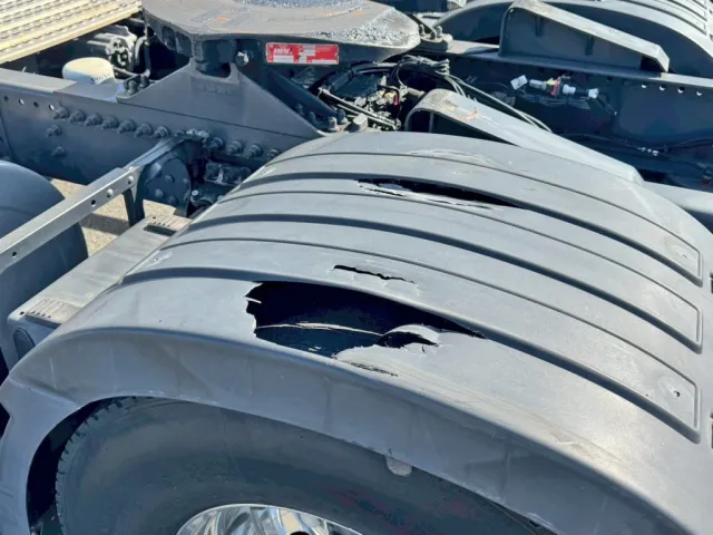 助手席側リヤフェンダーに、穴あき箇所があります。|ボルボ 2DG-KA2TEA1の写真13