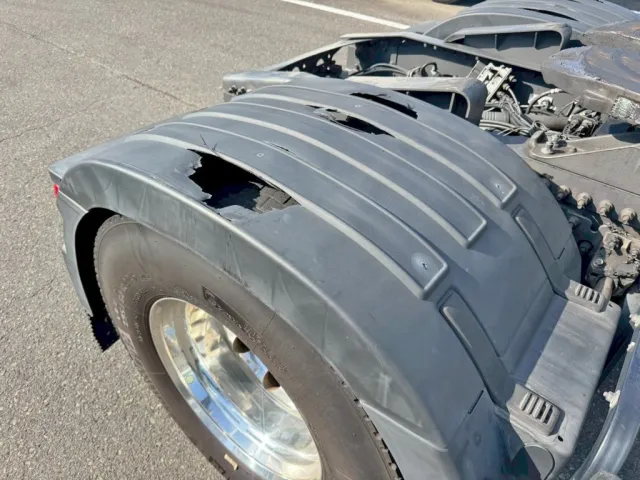 運転席側リヤフェンダーに、穴あき箇所があります。|ボルボ 2DG-KA2TEA1の写真14