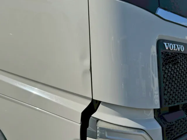 運転席ドアに、ヘコミがあります。|ボルボ 2DG-KA2TEA1の写真15