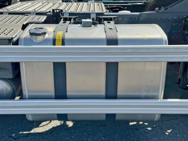 燃料タンクは405Lです。|ボルボ 2DG-KA2TEA1の写真16