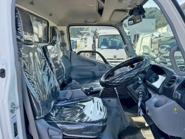 乗車定員は3名です。|日野 デュトロ 2KG-XZU655M(2WD)の写真7