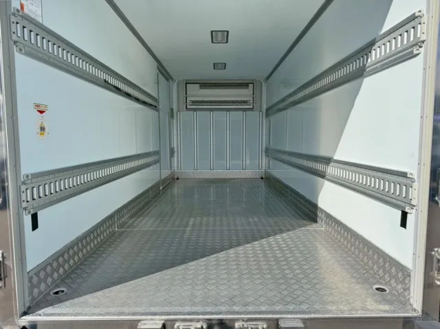 床は縞板アルミ製です。|日野 デュトロ 2KG-XZU655M(2WD)の写真12