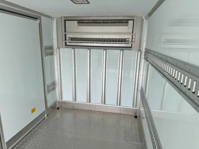 冷凍機の吹き出し口です。|日野 デュトロ 2KG-XZU655M(2WD)の写真13