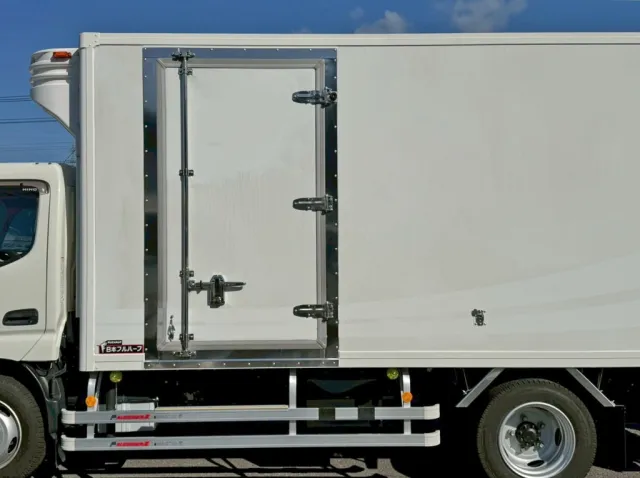 助手席側前方に、片開き式のサイドドアが付いています。(蝶番・ハンマーロック・キャッチはステンです)|日野 デュトロ 2KG-XZU655M(2WD)の写真15