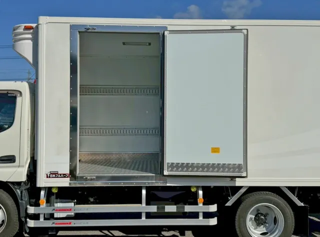 サイドドアを開いた状態です。(問口周りはステンレス製です)|日野 デュトロ 2KG-XZU655M(2WD)の写真16