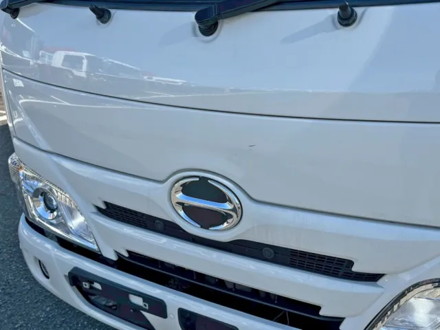 フロントパネルに小キズがあります。|日野 デュトロ 2KG-XZU655M(2WD)の写真23