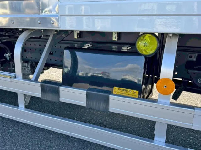 助手席側中央に、工具箱が付いています。|日野 デュトロ 2KG-XZU655M(2WD)の写真24