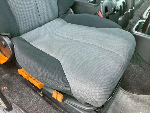 運転席座面にヘタリがあります。|日野 プロフィア LKG-FR1APBAの写真8