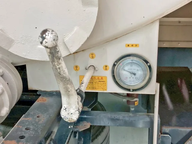 吸入・中立・排出の切り替えバルブと連成計です。|日野 プロフィア LKG-FR1APBAの写真17