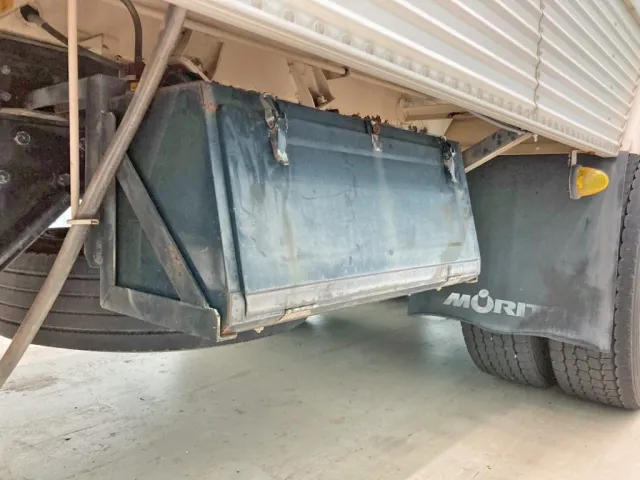 ボディー運転席側後方に工具箱が付いています。|日野 プロフィア LKG-FR1APBAの写真19