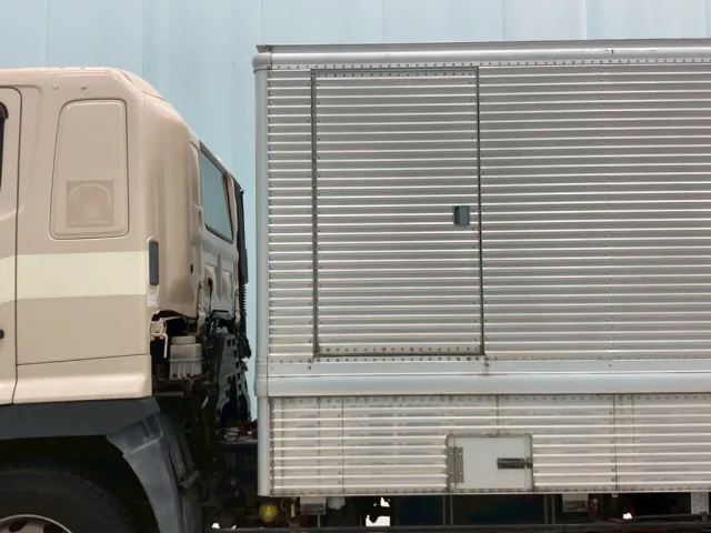 ボディー助手席側前方に片開き式のサイドドアが付いています。|日野 プロフィア LKG-FR1APBAの写真25