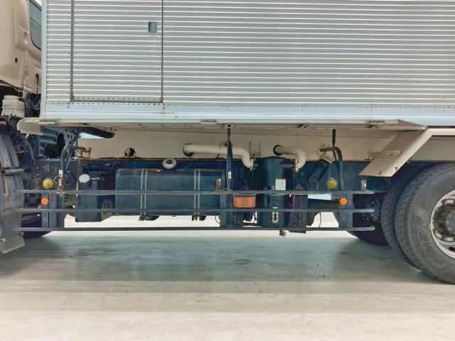 ボディー助手席側下部のカバーを開いた状態です。|日野 プロフィア LKG-FR1APBAの写真28