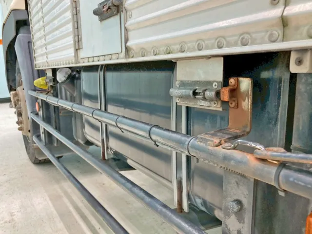 助手席側カバー中央部のロックが欠損しています。|日野 プロフィア LKG-FR1APBAの写真31