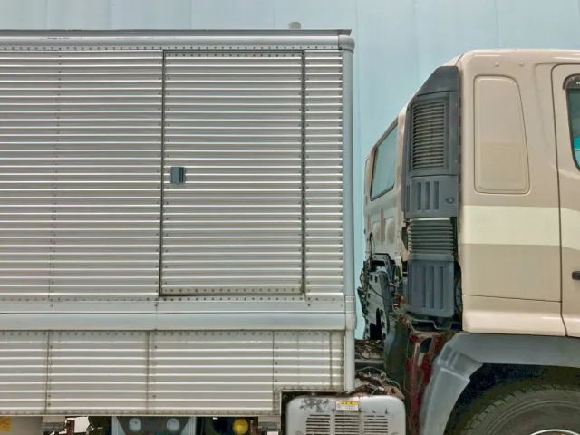 ボディー運転席側前方に片開き式のサイドドアが付いています。|日野 プロフィア LKG-FR1APBAの写真33