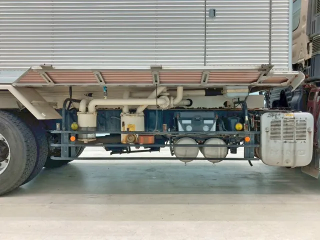 ボディー運転席側下部のカバーを開いた状態です。|日野 プロフィア LKG-FR1APBAの写真37