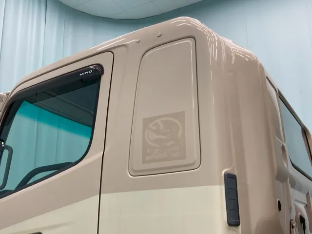 助手席側クォーターパネルにシールはがし跡があります。|日野 プロフィア LKG-FR1APBAの写真40