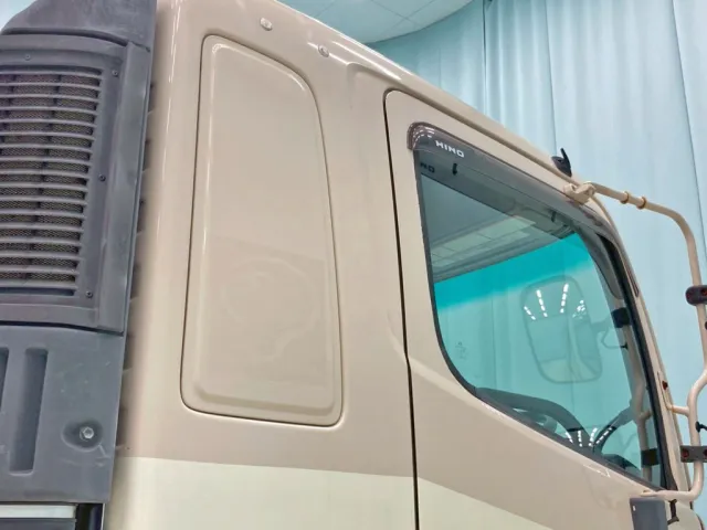 運転席側クォーターパネルにシールはがし跡があります。|日野 プロフィア LKG-FR1APBAの写真41