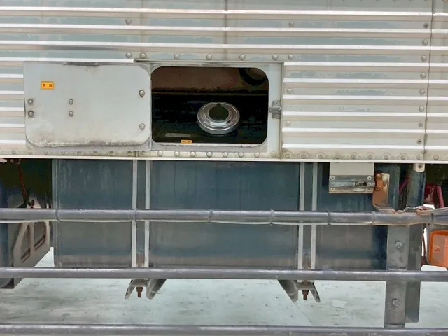 燃料タンクの小窓を開いた状態です。|日野 プロフィア LKG-FR1APBAの写真45