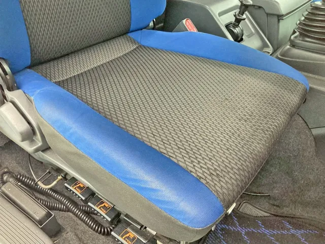 運転席座面にヘタリがあります。|いすゞ ギガ QKG-EXD52BDの写真9