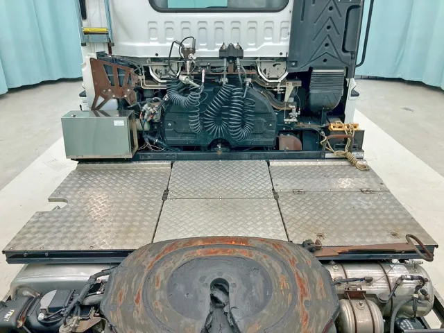 踊り場は縞板アルミです。|いすゞ ギガ QKG-EXD52BDの写真10