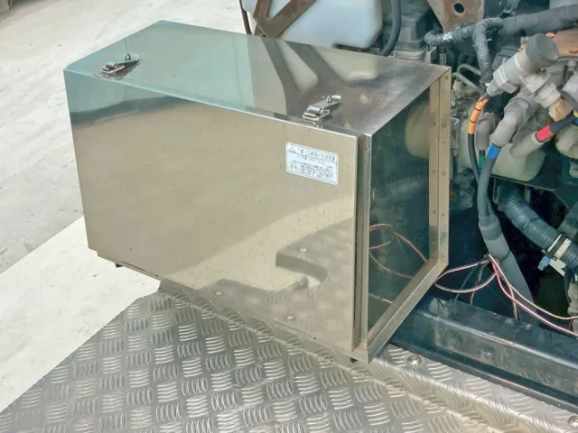 踊り場前方助手席側にステンレス製の工具箱が付いています。|いすゞ ギガ QKG-EXD52BDの写真11