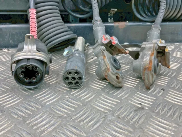 接続コネクターです。|いすゞ ギガ QKG-EXD52BDの写真12