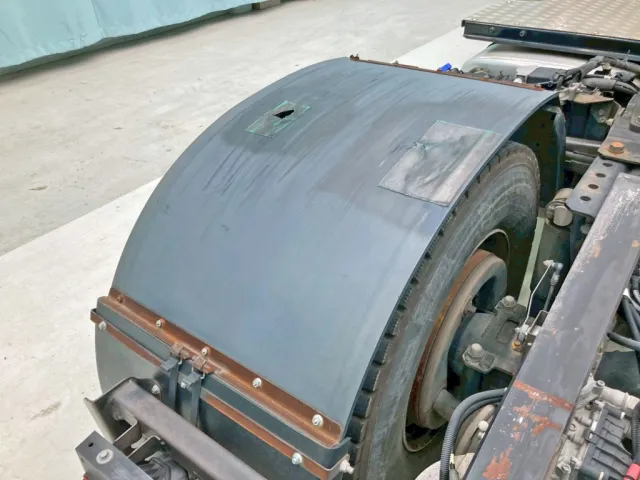 助手席側リヤフェンダーに引きキズ・破れ・パッチ当てがあります。|いすゞ ギガ QKG-EXD52BDの写真15