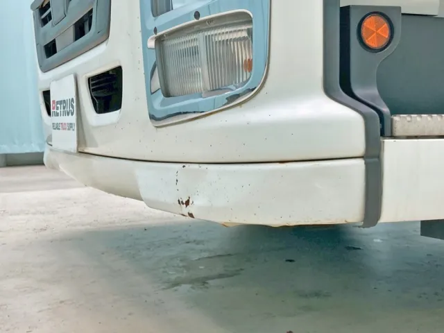 フロントバンパー助手席側にキズ・サビ・ヘコミがあります。|いすゞ ギガ QKG-EXD52BDの写真17