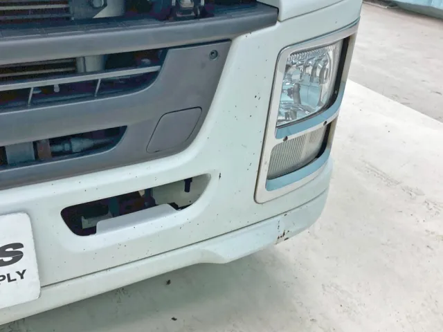 フロントバンパー助手席側全体に小キズがあります。|いすゞ ギガ QKG-EXD52BDの写真18