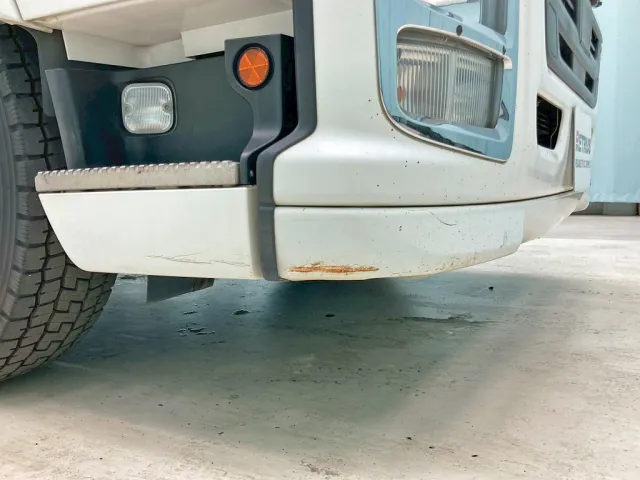 フロントバンパー運転席側 及び ステップカバーに引きキズ・サビがあります。|いすゞ ギガ QKG-EXD52BDの写真20
