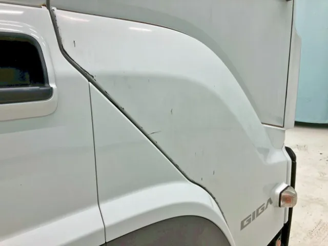 運転席ドアにキズがあります。|いすゞ ギガ QKG-EXD52BDの写真21