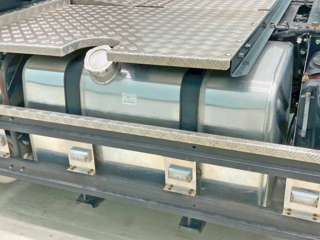燃料タンクは400Lアルミ製です。|いすゞ ギガ QKG-EXD52BDの写真22