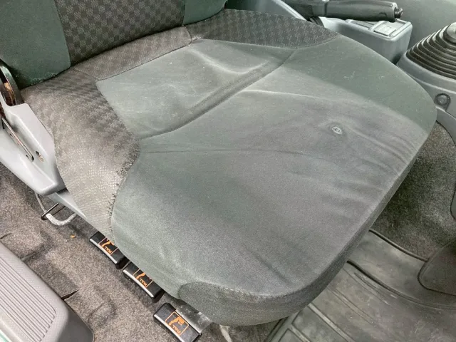 運転席座面にヘタリ・破れ・穴あきがあります。|UDトラックス コンドル 2RG-BRR90T2(2WD)の写真8