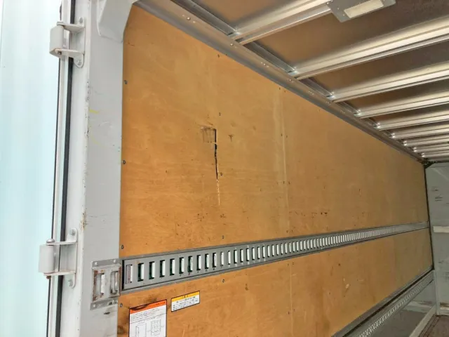 助手席側羽根後方のコンパネ板に割れがあります。|UDトラックス コンドル 2RG-BRR90T2(2WD)の写真11